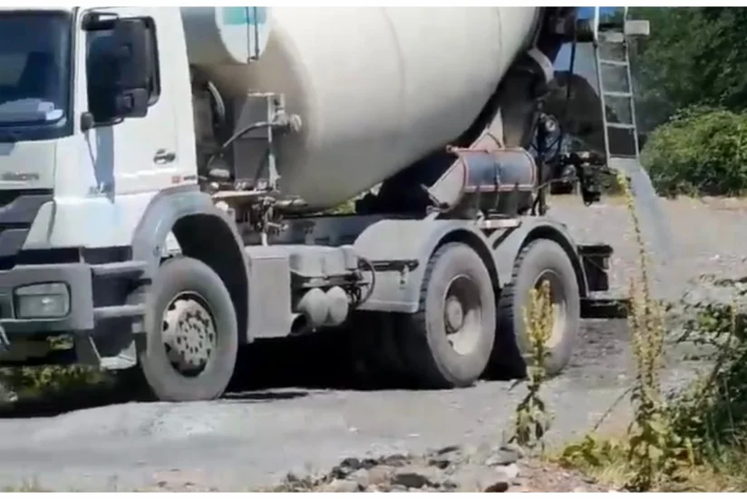 Qaxda çaya beton tökən sahə rəisinə xəbərdarlıq edilib, bələdiyyə sədrinə məcburi göstəriş verilib
