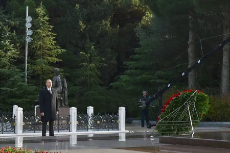 Azərbaycan Prezidenti Heydər Əliyevin məzarını ziyarət edib