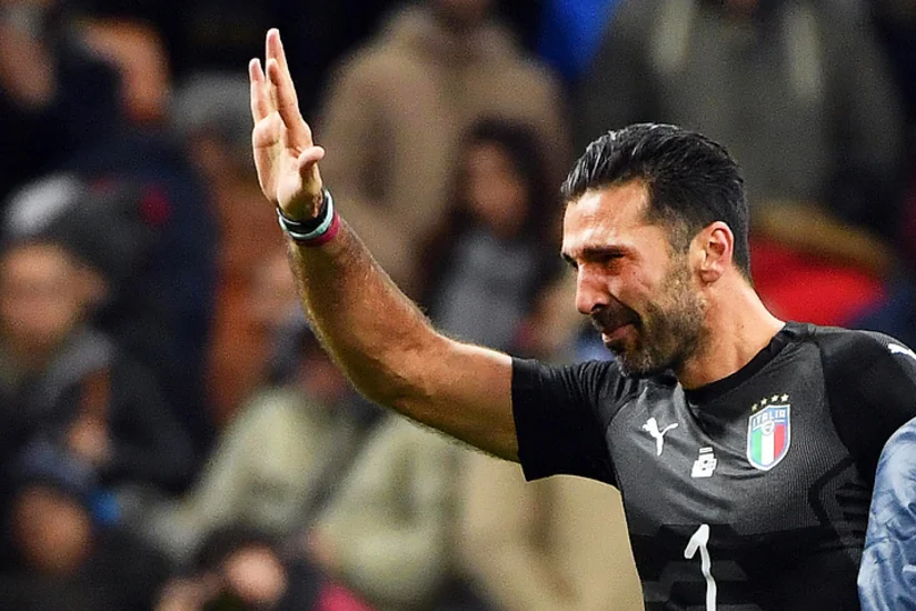 Canluici Buffon göz yaşları içində İtaliya yığması ilə vidalaşıb