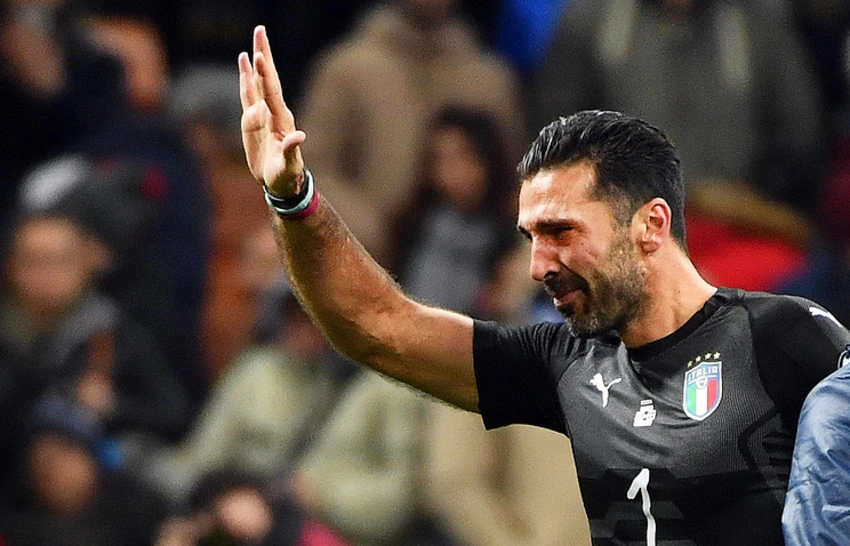 Canluici Buffon göz yaşları içində İtaliya yığması ilə vidalaşıb