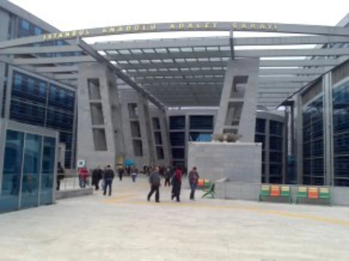 İstanbulda ədliyyə idarəsinin yüz əməkdaşı tutulub
