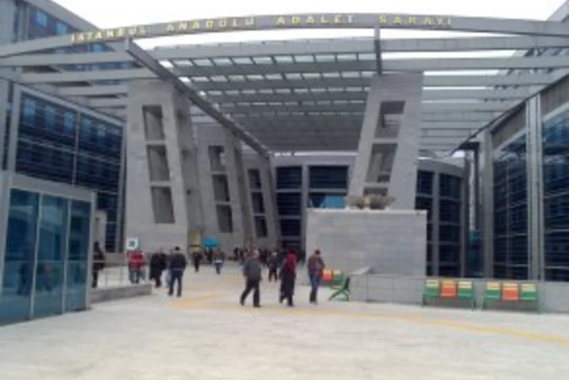 İstanbulda ədliyyə idarəsinin yüz əməkdaşı tutulub
