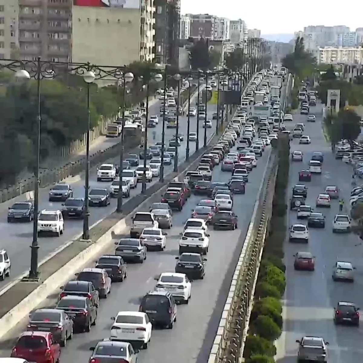 Bakının bir sıra yollarında nəqliyyatın sıxlığı müşahidə edilir - SİYAHI