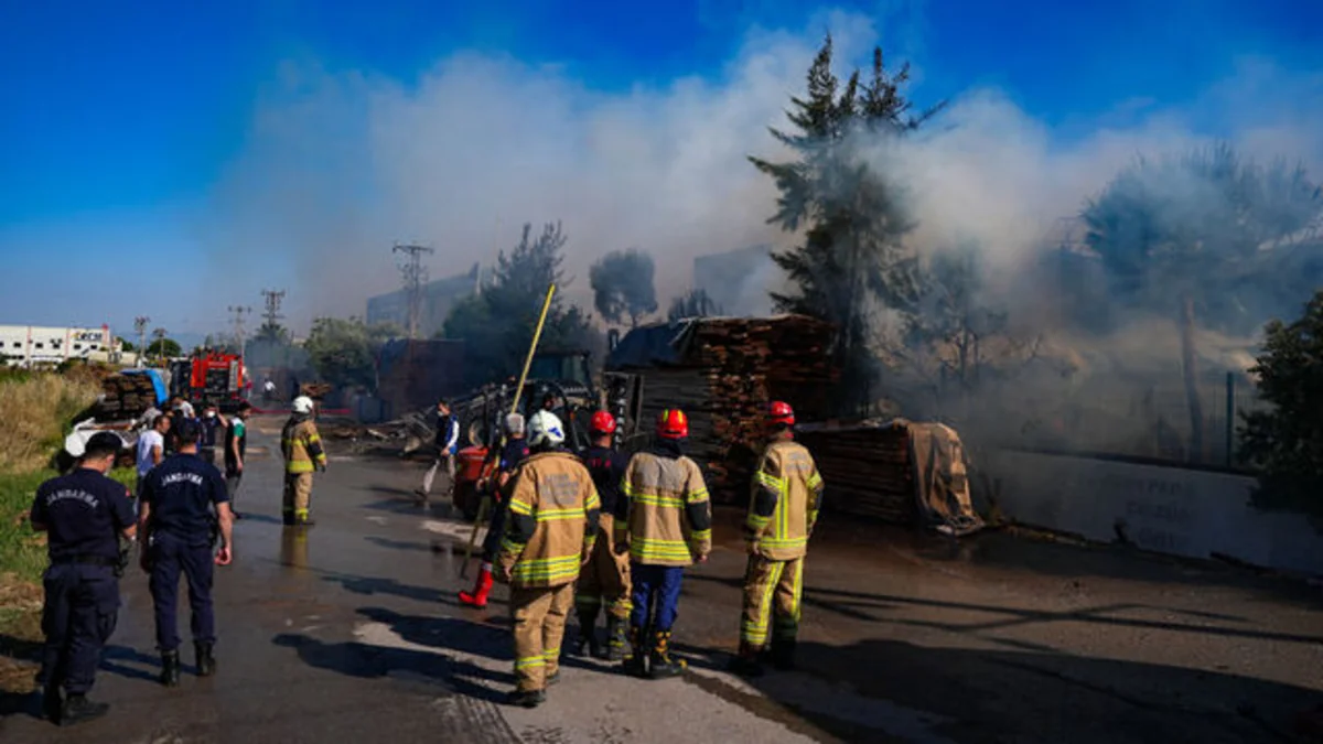 Türkiyədə mebel zavodu yanır