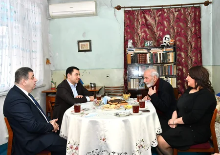 Mədəniyyət naziri tanınmış kinorejissorun evinə gedib