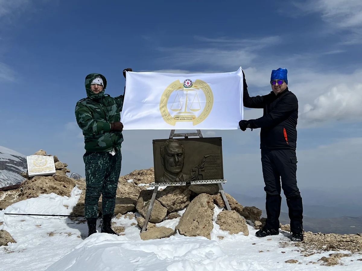 Məhkəmənin vəzifəli şəxsləri “Heydər zirvəsi”nə yürüş ediblər