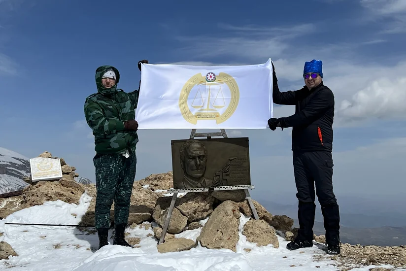 Məhkəmənin vəzifəli şəxsləri “Heydər zirvəsi”nə yürüş ediblər
