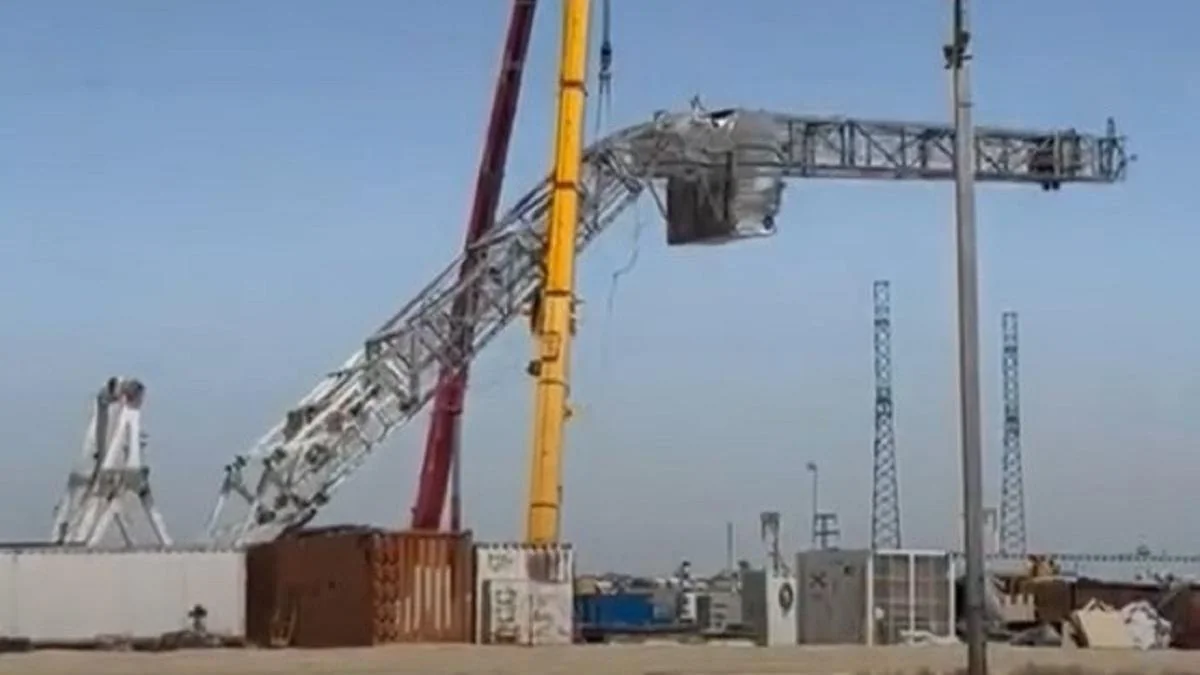 Буровая вышка рухнула на месторождении в Казахстане