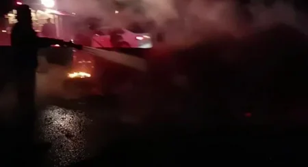 Bakı-Quba yolunda minik avtomobili qəzaya uğrayıb, yanğın olub