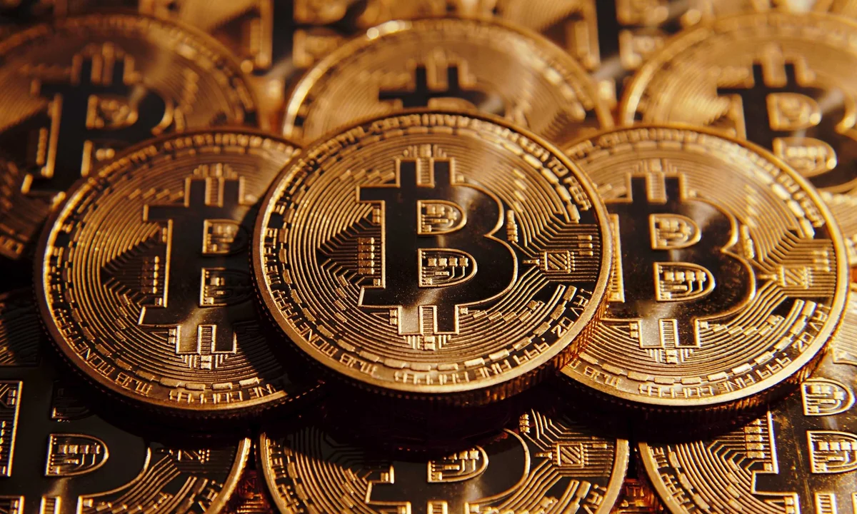 Стоимость биткоина опустилась ниже $70 тыс.