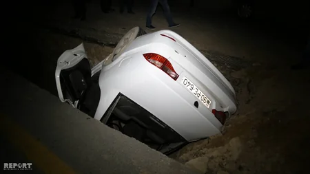 Bakıda avtomobil yol nişanının olmadığı quyuya düşüb - FOTO - VİDEO - YENİLƏNİB