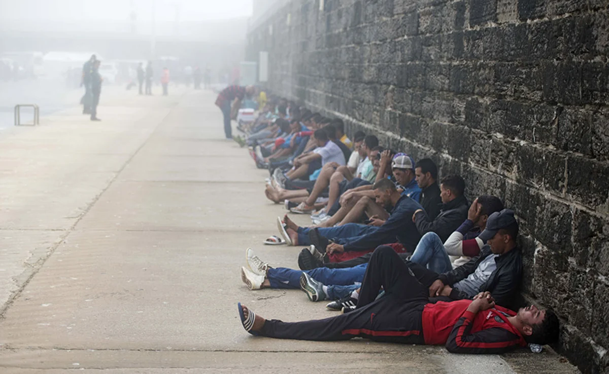 Over 600 Moroccan illegal immigrants Storm Fences to Enter Spanish Enclave in Africa