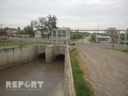 ​Ceyranbatan anbarına su ötürən kanalın üzərindəki yol çöküb - FOTO