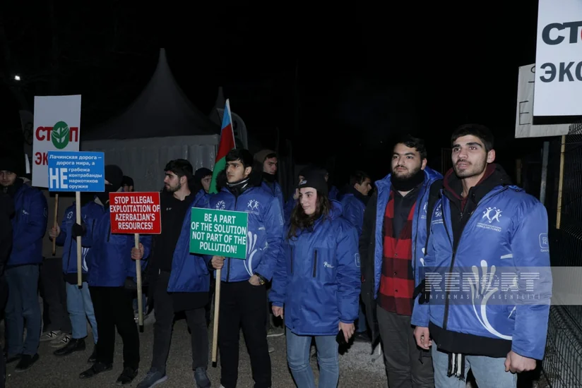 Участники акции протеста на дороге Ханкенди-Лачын исполняют патриотические песни