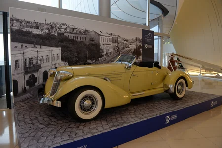 Heydər Əliyev Mərkəzində unikal klassik və idman avtomobilləri nümayiş olunur