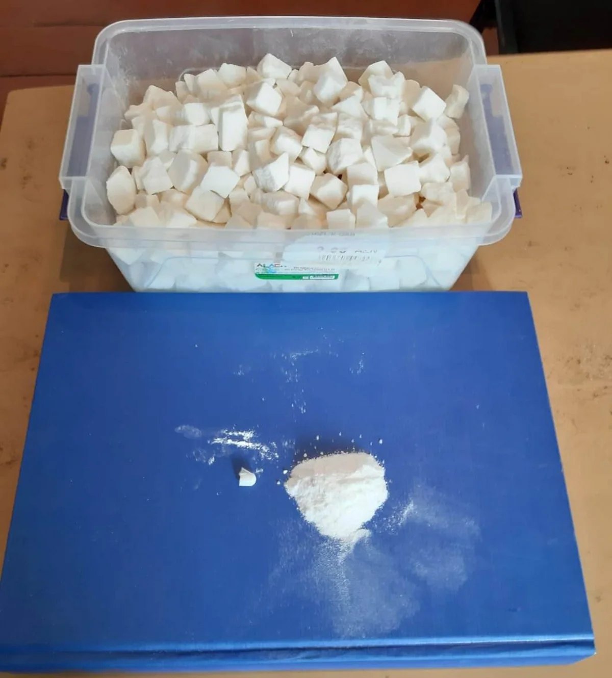 Ata həbsdə olan oğluna narkotik maddə keçirmək istəyib