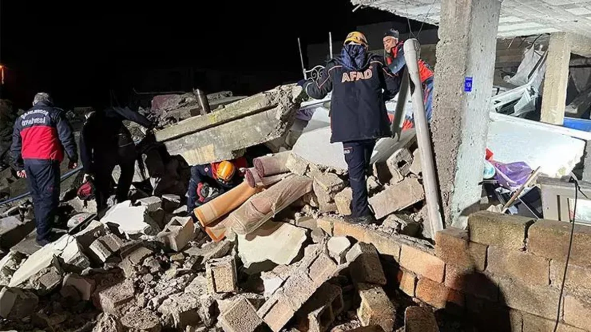 Türkiyədə ikimərtəbəli ev çöküb, 2 nəfər ölüb, 8 nəfər yaralanıb