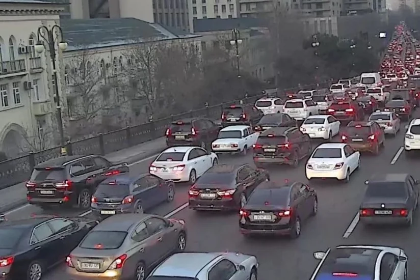 На некоторых улицах Баку затруднено движение транспорта - СПИСОК