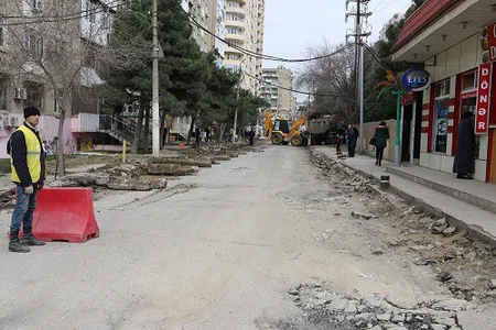 Xətai rayonunda daha bir yol təmir olunur