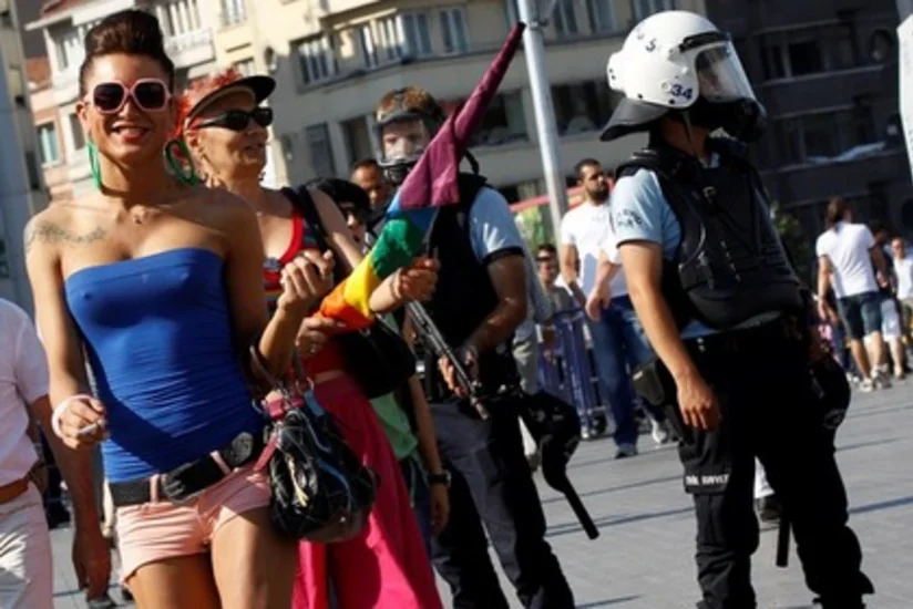 ​İstanbulda cinsi azlıqların paradı polis tərəfindən dağıdılıb