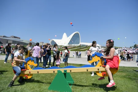 Heydər Əliyev Mərkəzinin parkında Uşaq festivalı keçirilib
