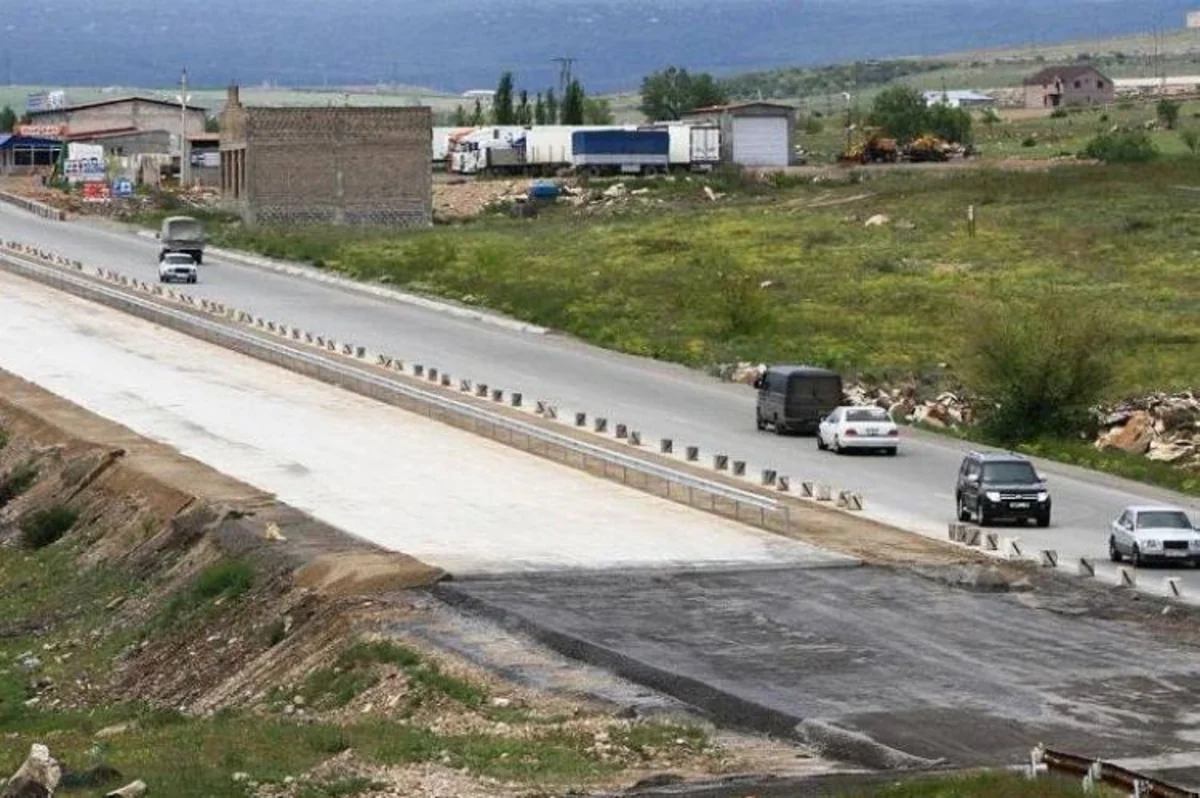 Ermənistanda yol tikintisi şirkətlərinin fəhlələri yolu bağlayıblar
