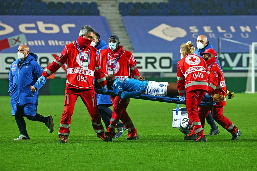 Napolinin futbolçusu oyun vaxtı huşunu itirdi