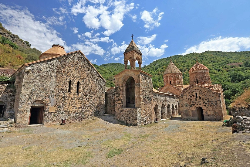 Ermənilər Xudavəng monastır kompleksini talan edib