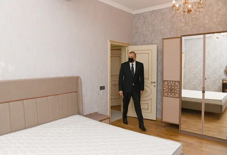 Ильхам Алиев ознакомился с условиями, созданными в квартирах для семей шехидов и военнослужащих