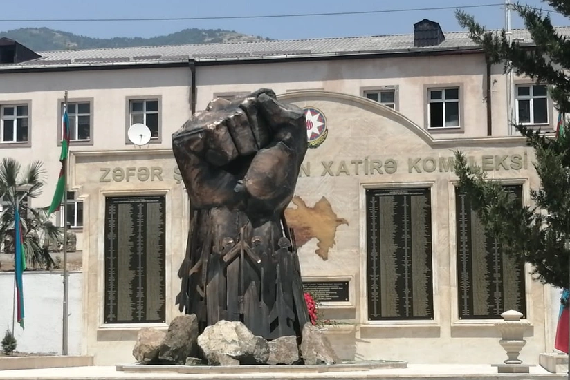 Hadrutda Dəmir yumruq abidəsi ucaldıldı