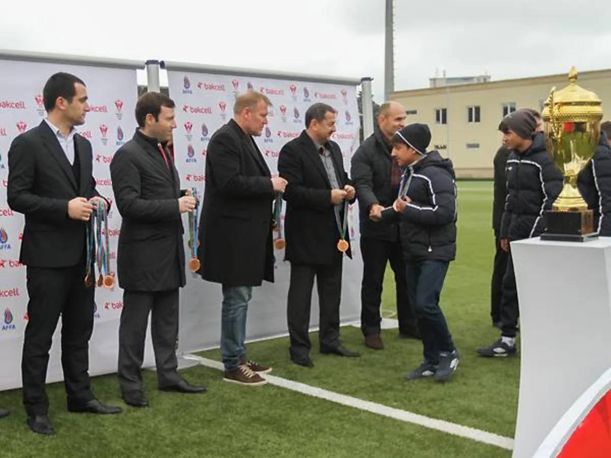 Robert ​Prosineçki 14 yaşadək futbolçuları izləyərək mükafatlandırıb