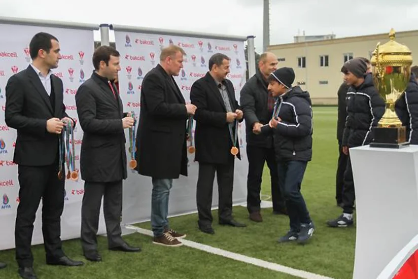 Robert ​Prosineçki 14 yaşadək futbolçuları izləyərək mükafatlandırıb