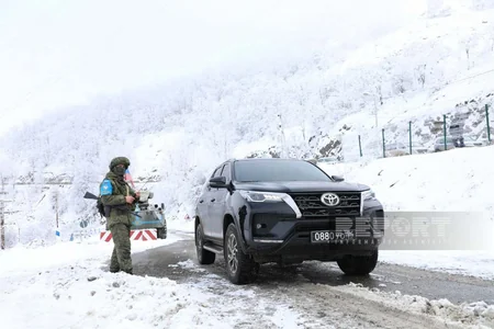 Vehicle belonging to Russian peacekeepers moves freely on Khankandi-Lachin road