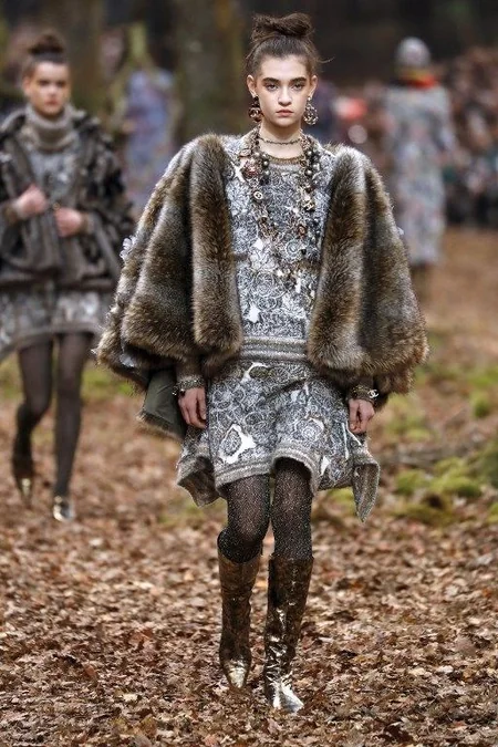 “Chanel”in süni meşə dekorasiyası etirazlara səbəb olub