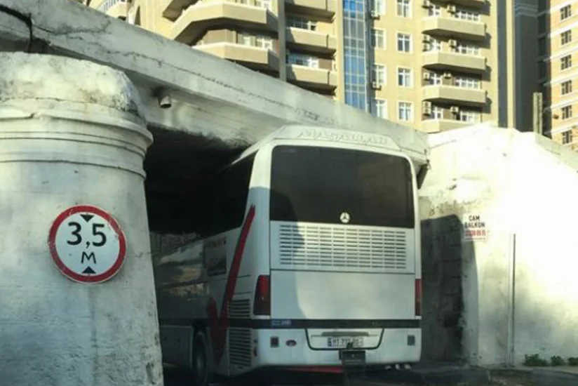 Bakıda sərnişin avtobusu körpüyə ilişib - FOTO