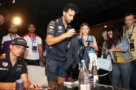 Formula 1 pilotları klassik avtomobillərlə yürüş ediblər