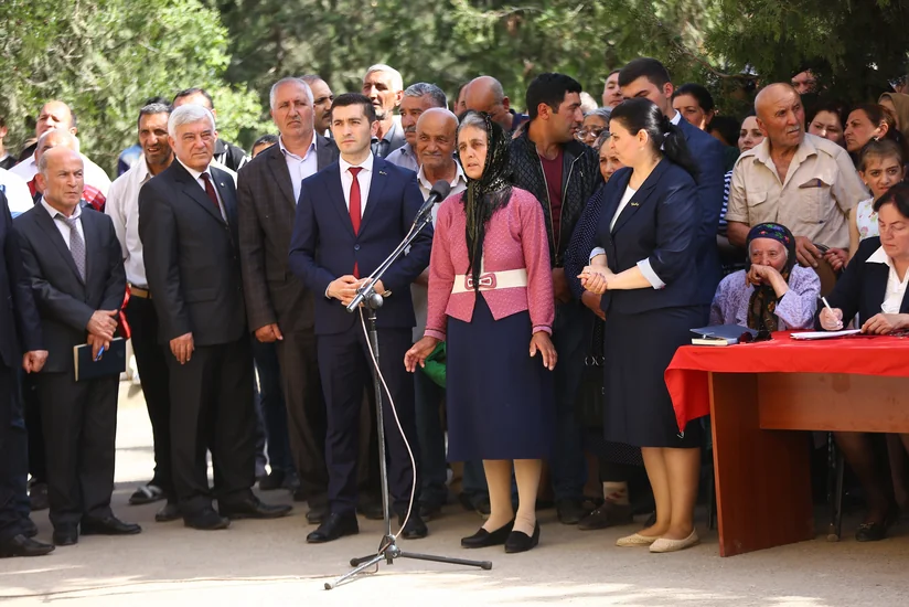 Gəncənin icra başçısı vətəndaşların səyyar qəbulunu keçirib