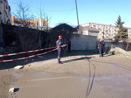 Güclü külək Xaçmazda binanın dam örtüyünü uçurub