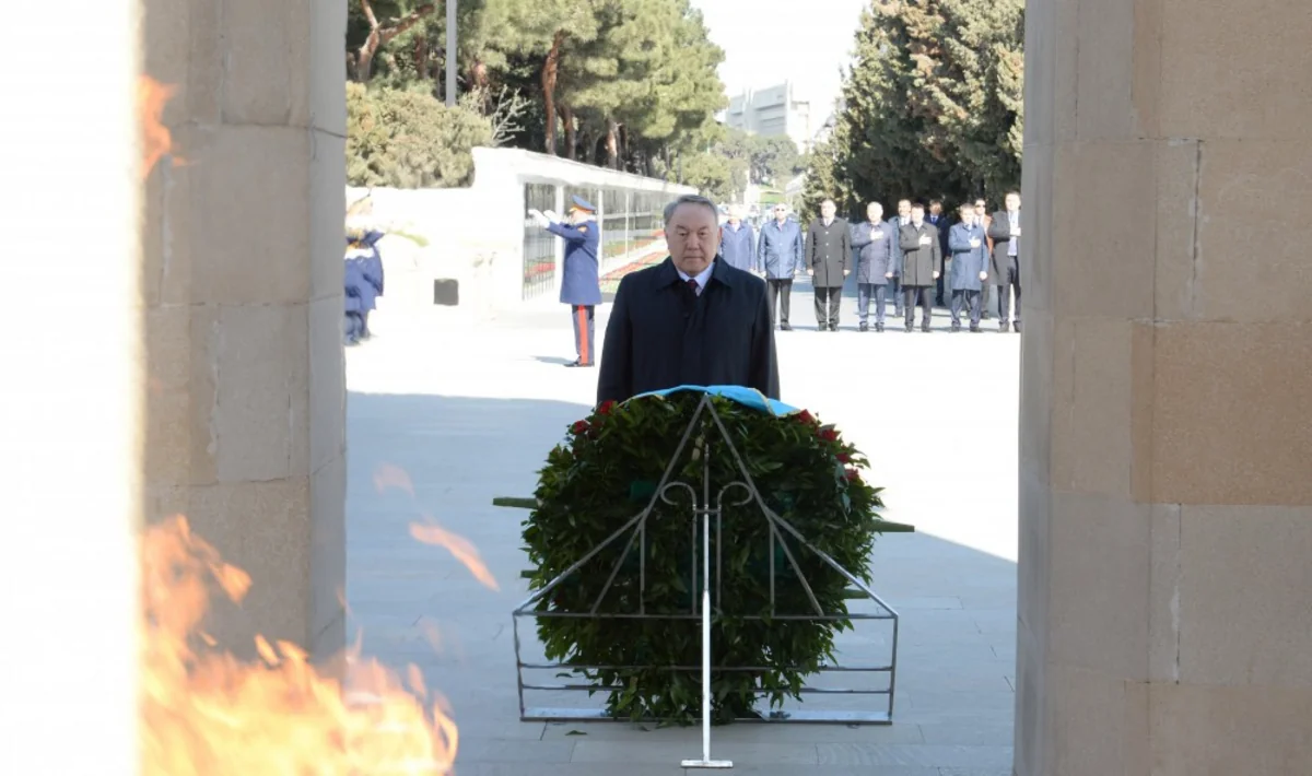Nursultan Nazarbayev Bakıda Şəhidlər xiyabanını və Fəxri xiyabanı ziyarət edib - ƏLAVƏ OLUNUB