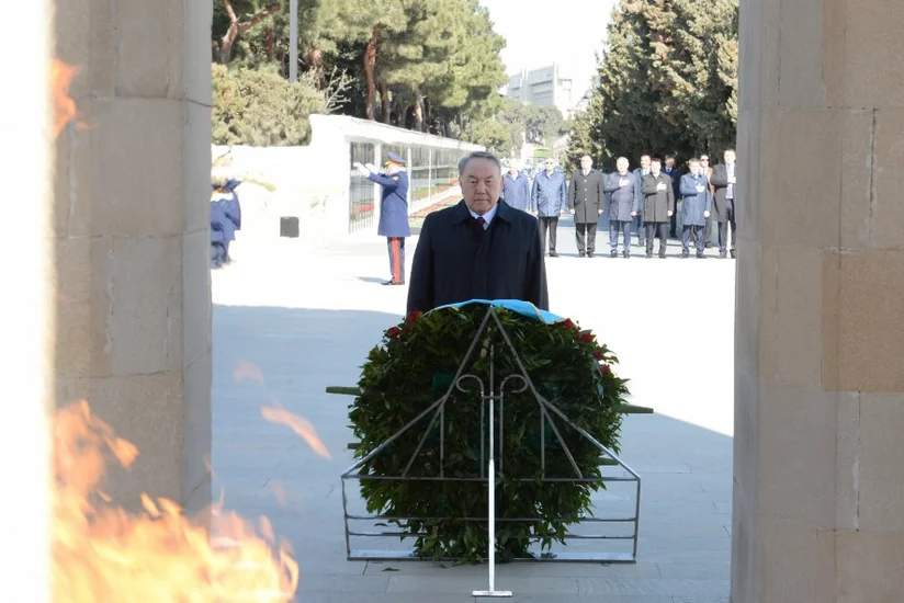 Nursultan Nazarbayev Bakıda Şəhidlər xiyabanını və Fəxri xiyabanı ziyarət edib - ƏLAVƏ OLUNUB