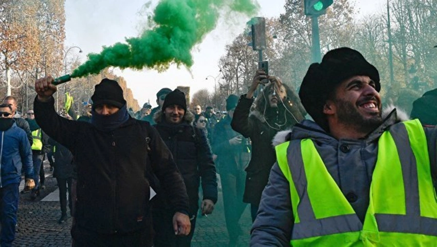 Parisdə polis nümayişçilərə qarşı gözyaşardıcı qazdan istifadə edib