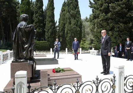Ərdoğan Fəxri xiyabanı və Şəhidlər xiyabanını ziyarət edib