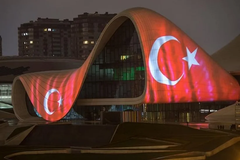 Heydər Əliyev Mərkəzi Türkiyə bayrağı ilə işıqlandırılıb - YENİLƏNİB