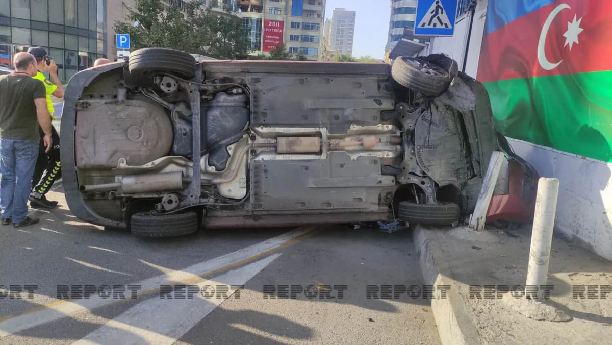 Bakıda avtomobil aşıb, yaralanan var
