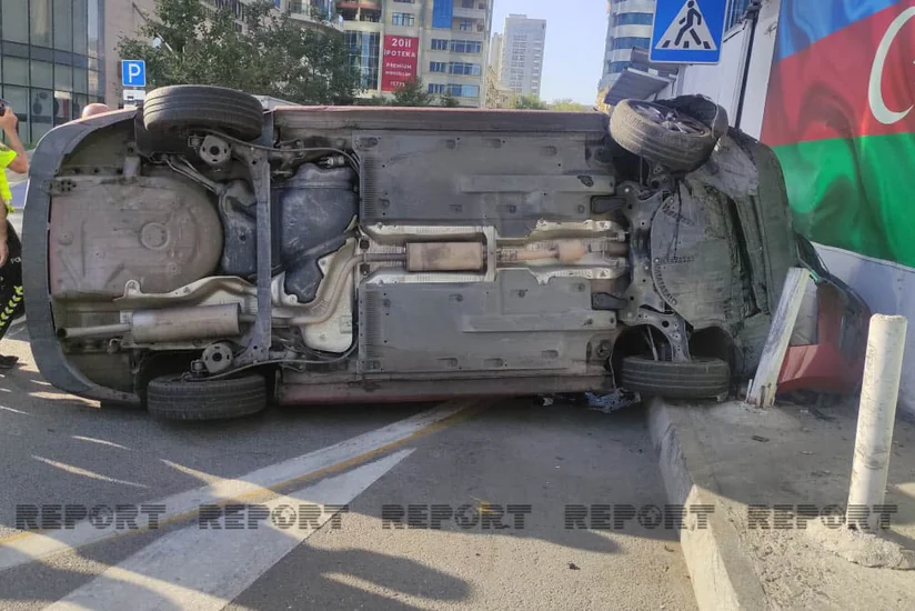 В Баку перевернулся автомобиль, есть пострадавший