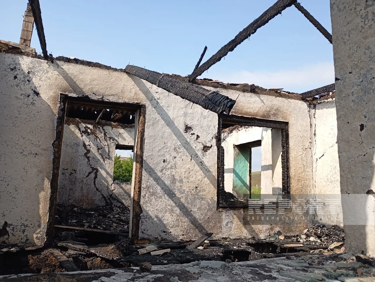 Cəlilabadda 3 otaqlı ev əşyaları ilə birlikdə yanaraq kül olub 