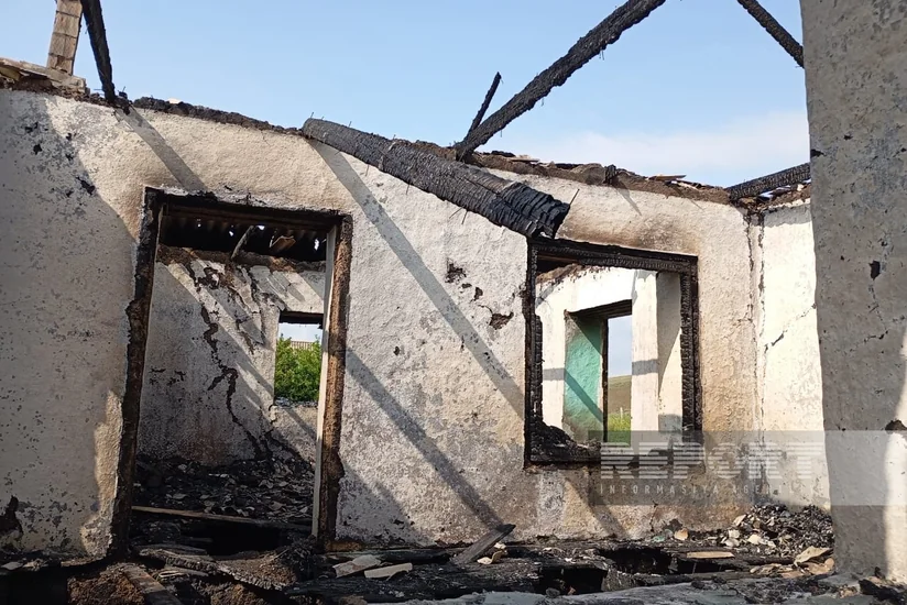 Cəlilabadda 3 otaqlı ev əşyaları ilə birlikdə yanaraq kül olub 