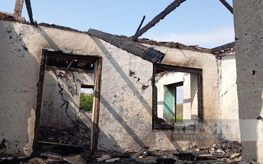 Cəlilabadda 3 otaqlı ev əşyaları ilə birlikdə yanaraq kül olub 