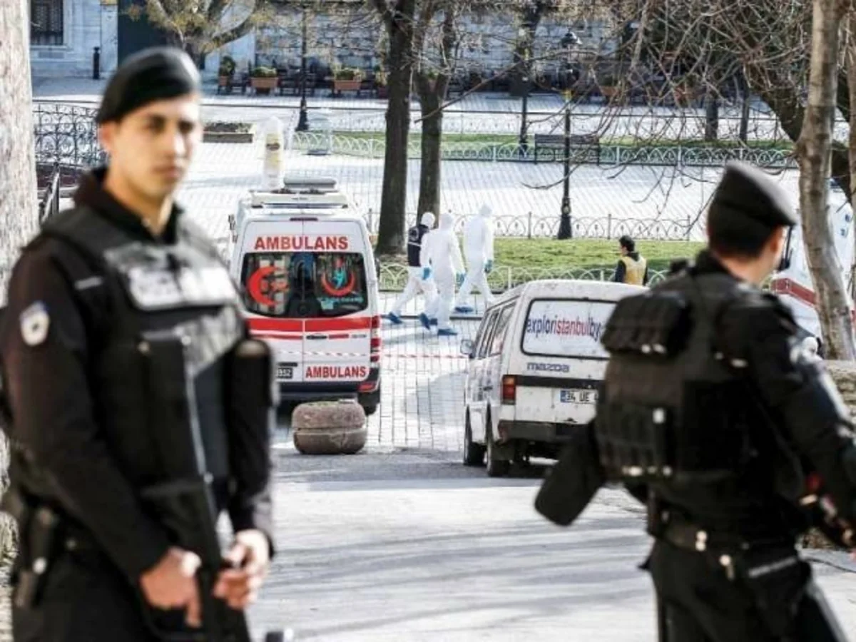 Беглый заключенный напал на прохожих в Стамбуле, 9 раненых - ВИДЕО