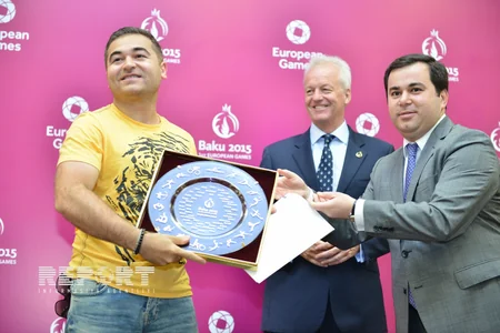 ​“Bakı 2015”in Ulduz Elçilərinə xatirə hədiyyələri təqdim olunub